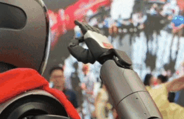 Robot hình người vẫy tay chào tại triển lãm