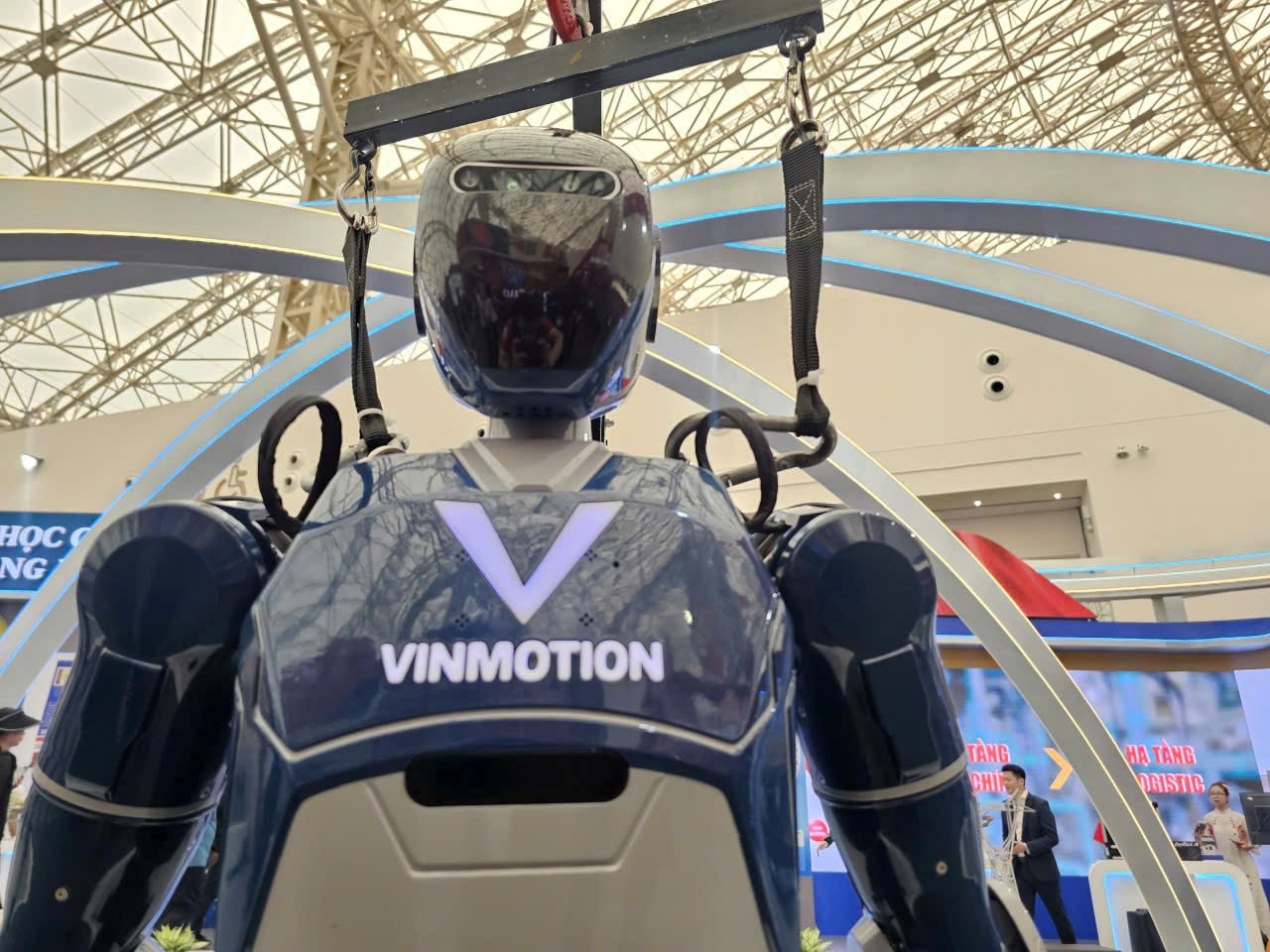 Cận cảnh robot hình người VinMotion tại triển lãm