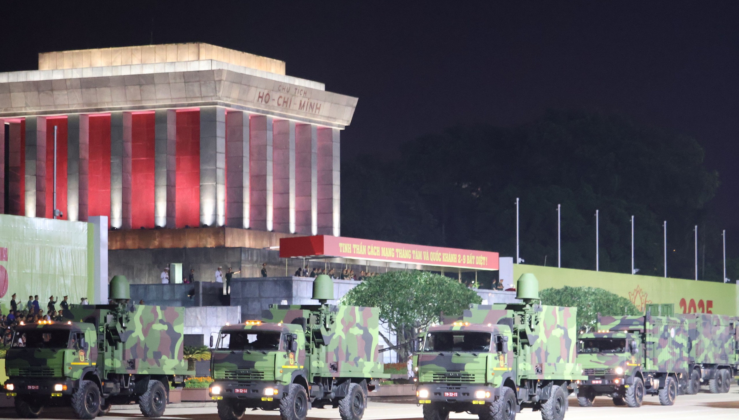 Xe trinh sát gây nhiễu UAV và radar