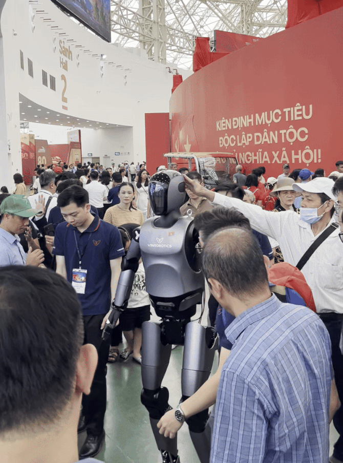 Ông chú xoa đầu robot hình người