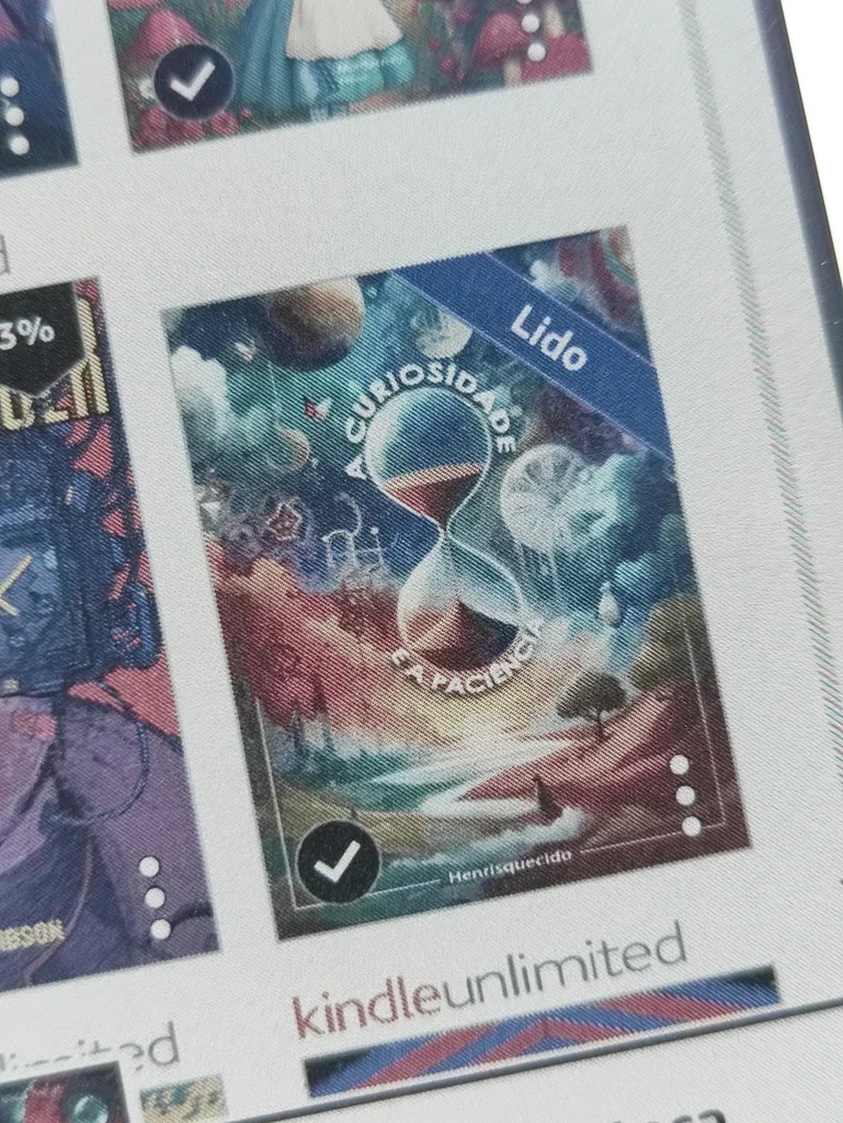 Mặt trước và màn hình e-paper màu nhỏ gọn