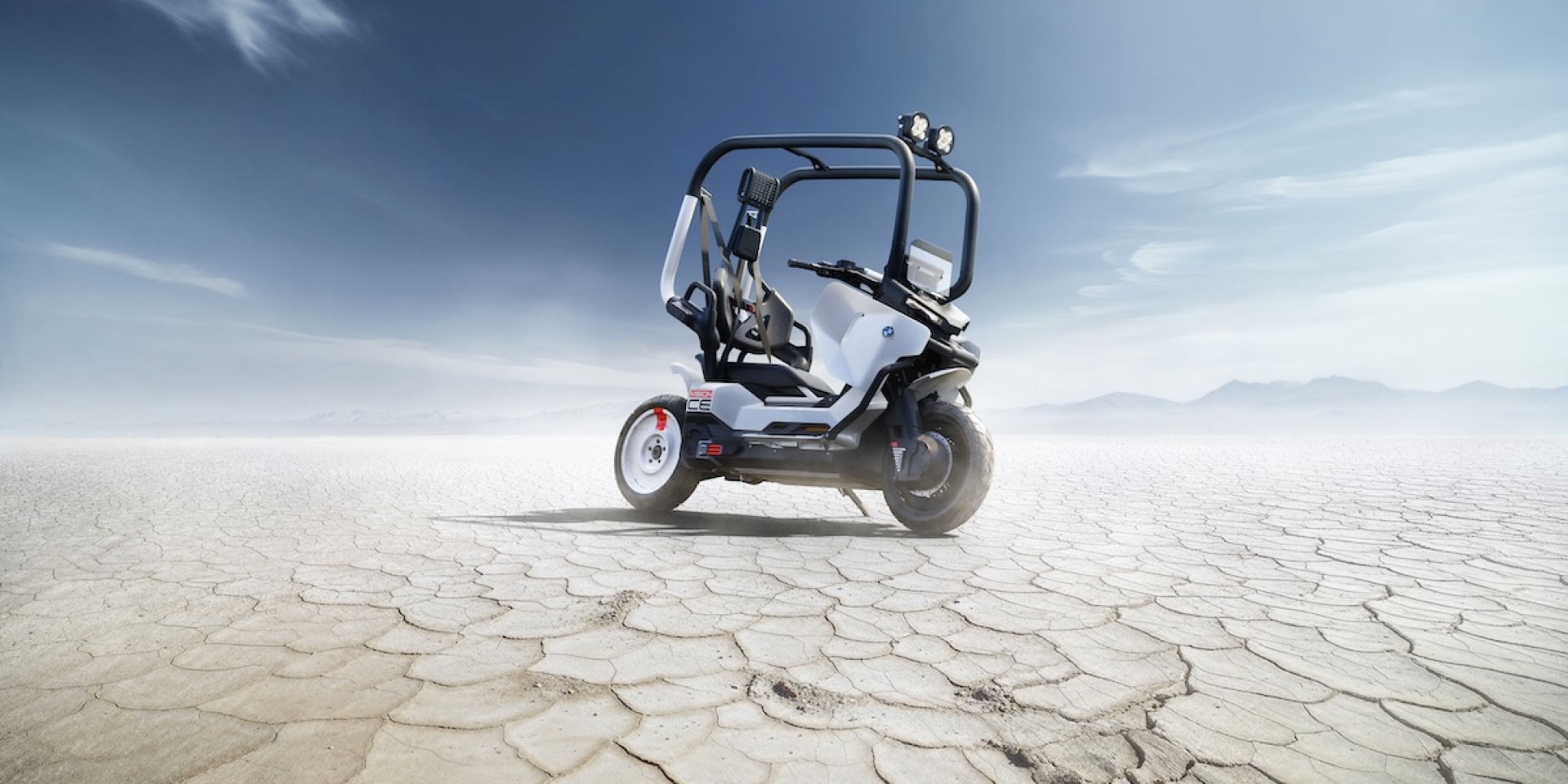 Vision CE phối màu trắng mờ-đen bóng với điểm nhấn đỏ