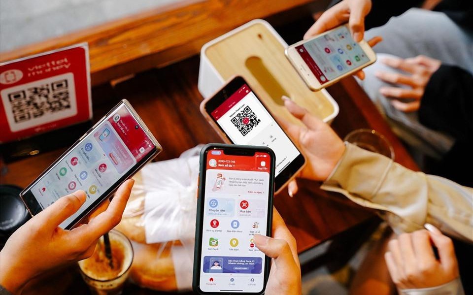 Phân tích so sánh chiến lược phổ cập vs đột phá