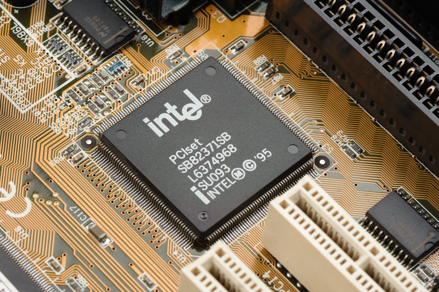 Các chip khai thác Bitcoin của Intel đang được hồi sinh