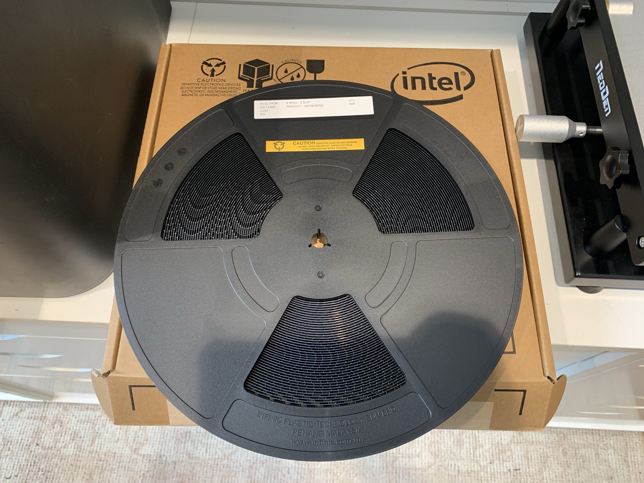 Các chip Intel được đặt trong các cuộn băng như trên