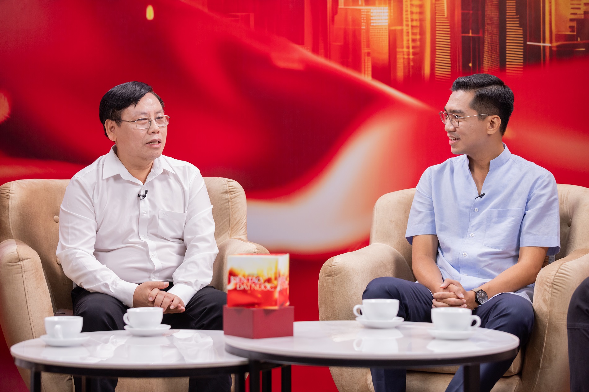 Người trẻ dạy ông bà dùng điện thoại