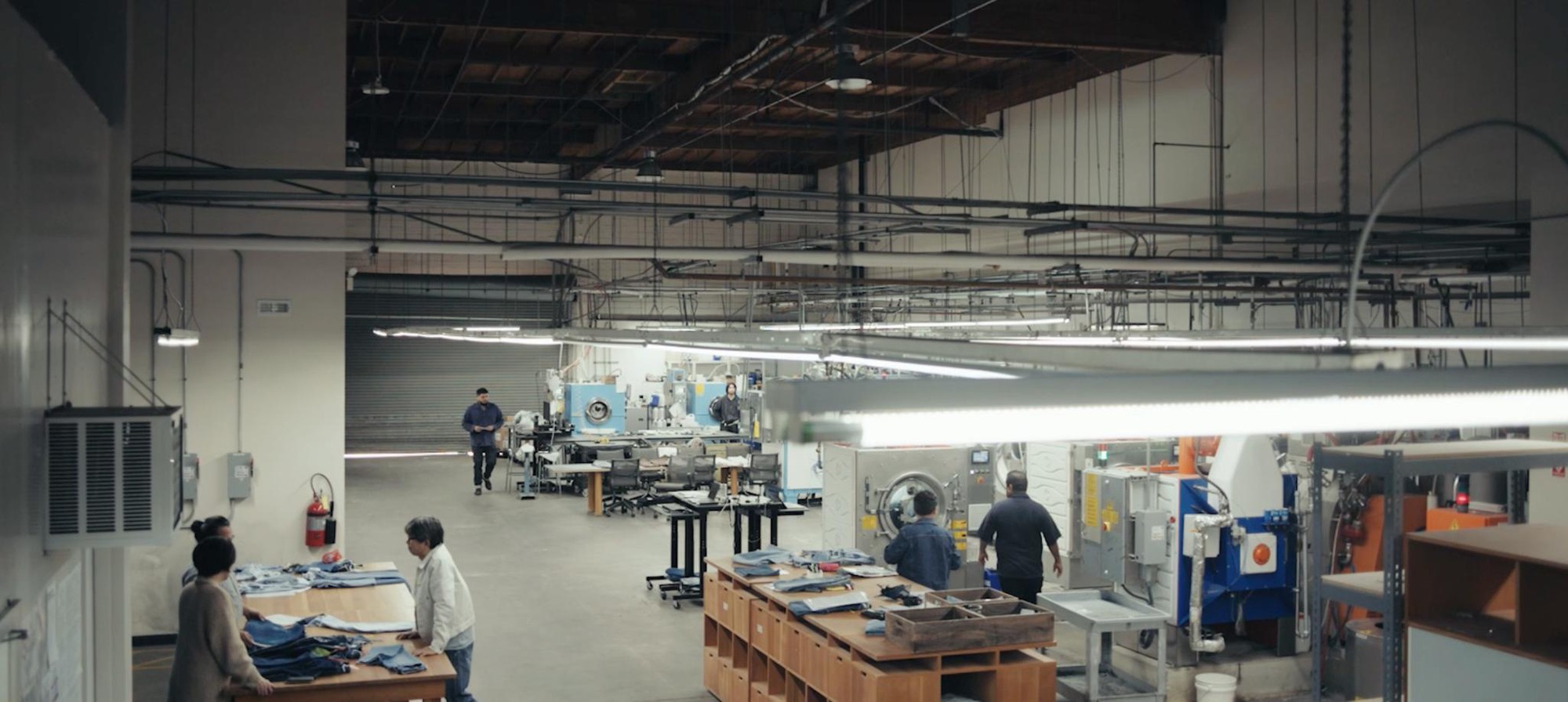 Bên trong Trung tâm Cải tiến Jeans (Jeans Innovation Center - JIC) tại Los Angeles