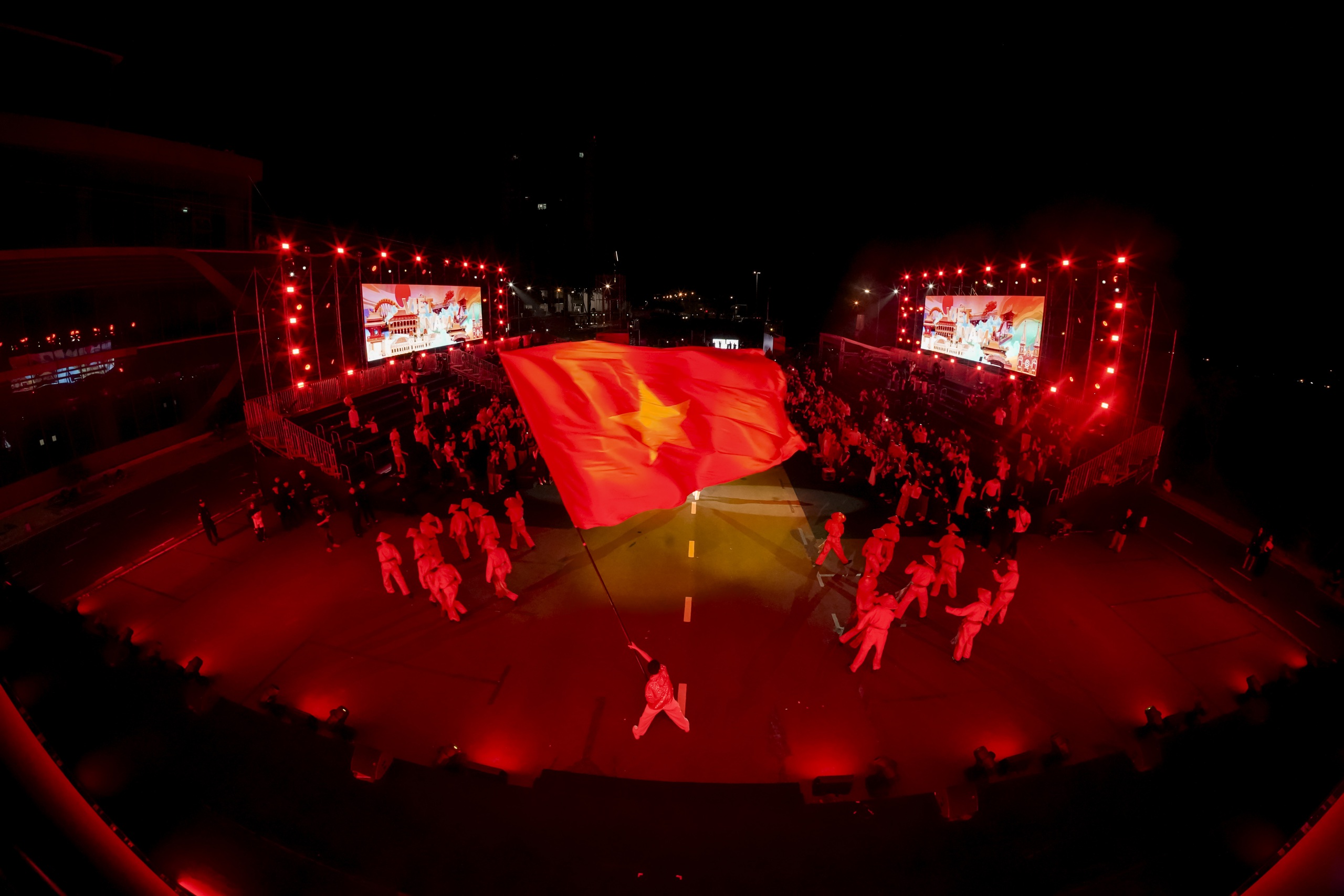 Ca sĩ Trúc Nhân biểu diễn ca khúc Made in VietNam trên sân khấu gala