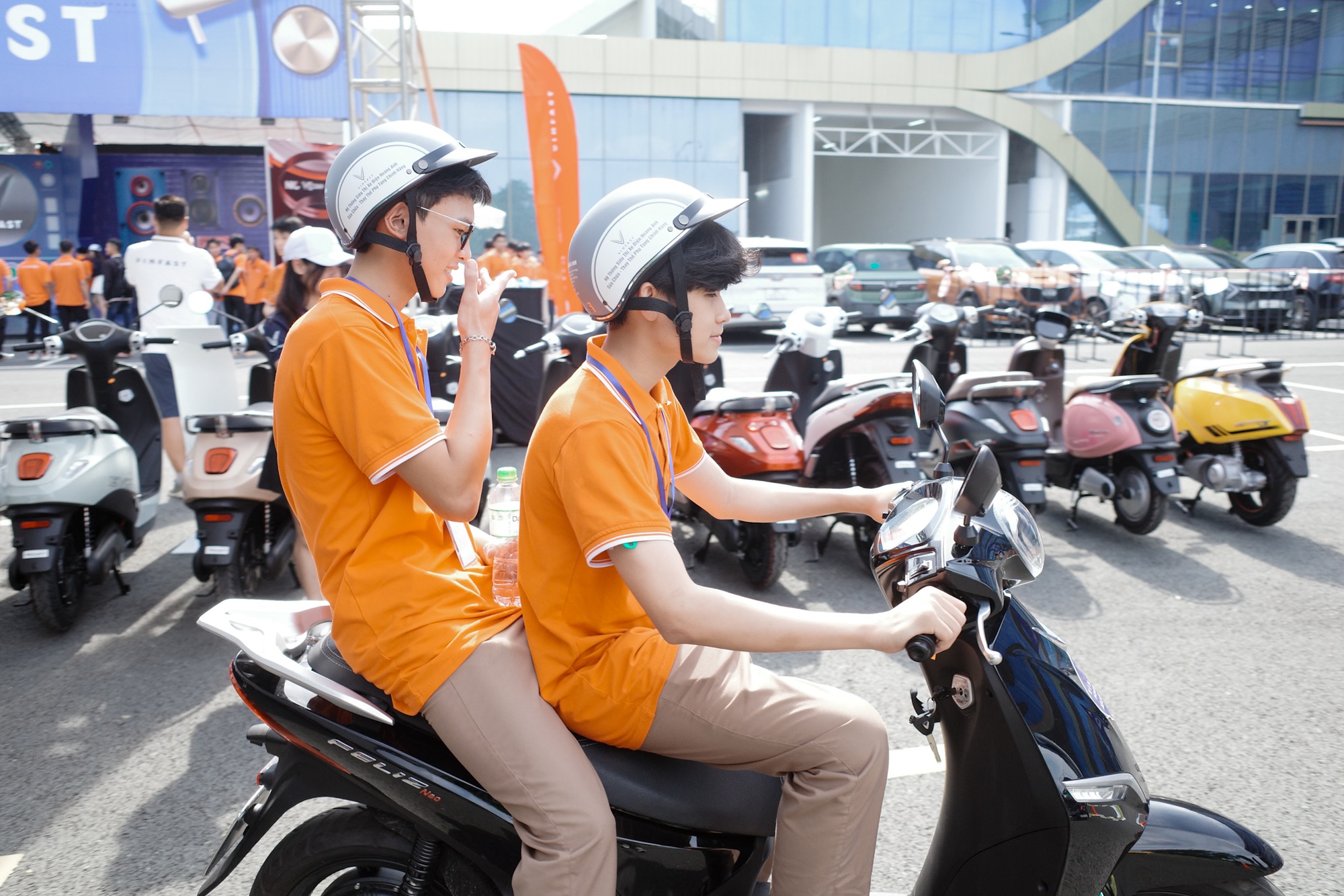 Thử nghiệm xe máy điện với công nghệ mới Cận cảnh một mẫu xe máy điện hiện đại