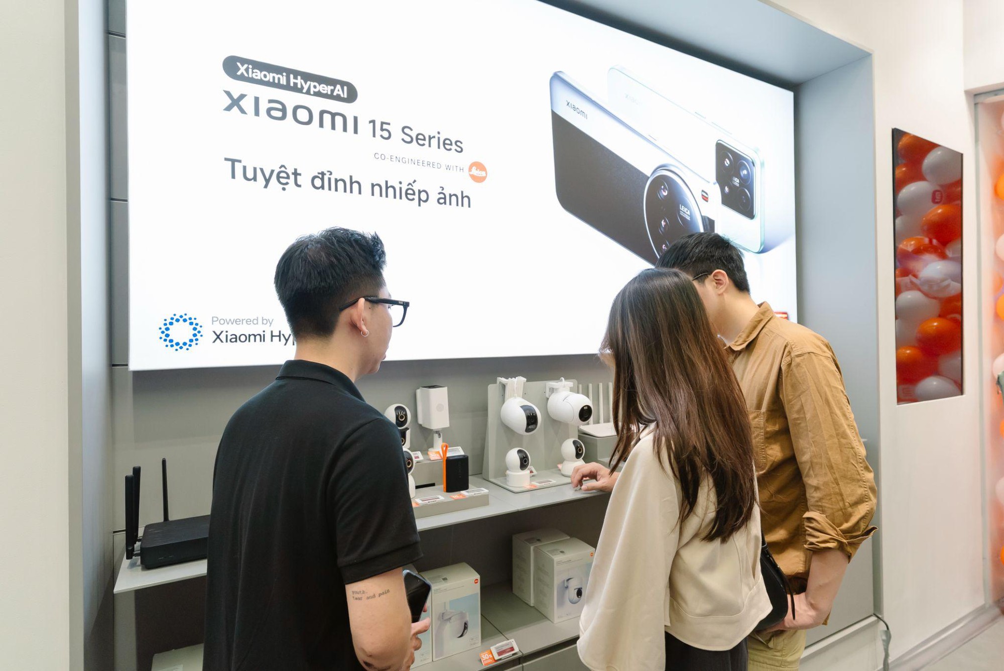 Đẳng cấp trải nghiệm hệ sinh thái công nghệ của Xiaomi Store- Ảnh 3. Trải nghiệm thiết bị đa dạng trong hệ sinh thái