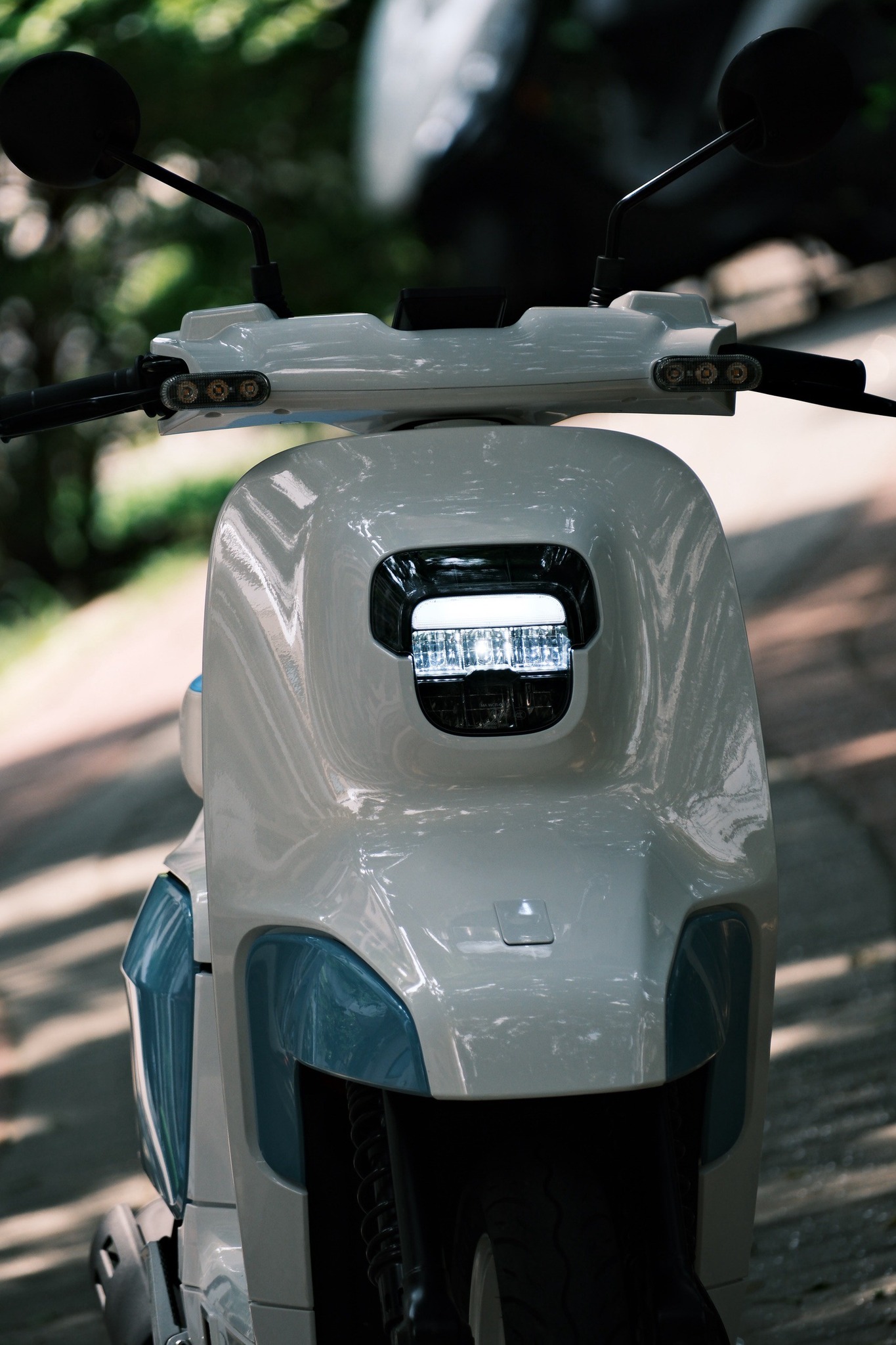 Kiểu dáng khác biệt gây chú ý Thiết kế phá cách của Hartford MEWGO 125