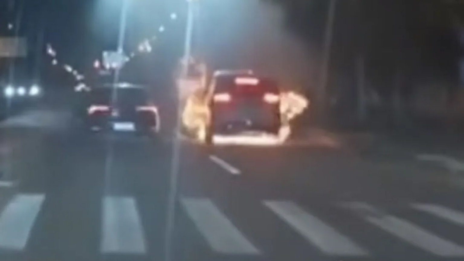 Xe ô tô điện Trung Quốc bất ngờ bốc cháy chỉ còn trơ khung thép khi đang chạy mà không hề có va chạm!- Ảnh 1. Chiếc xe ô tô điện bốc cháy dữ dội trên đường