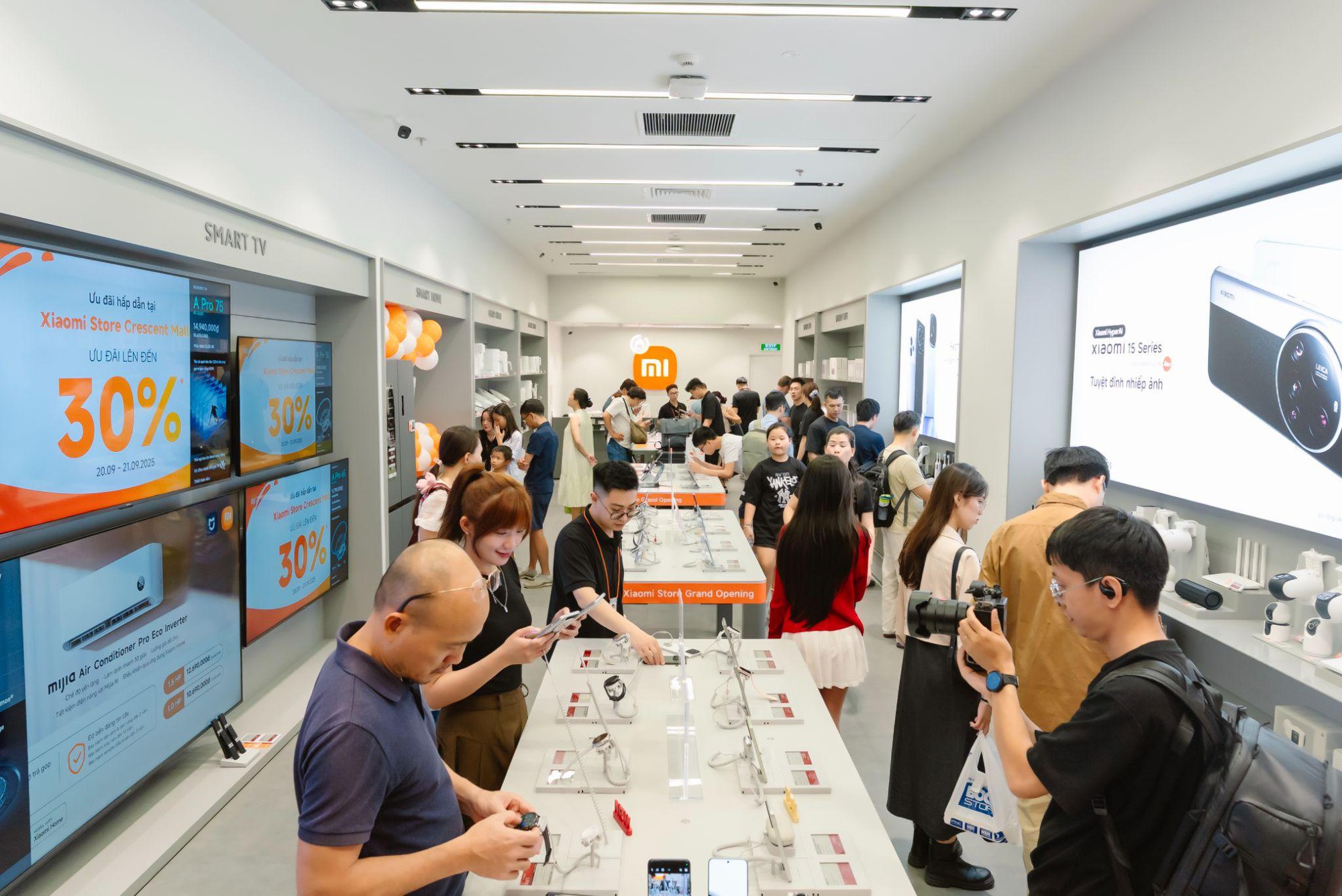 Đẳng cấp trải nghiệm hệ sinh thái công nghệ của Xiaomi Store- Ảnh 2. Khu vực trải nghiệm các dòng sản phẩm đa dạng