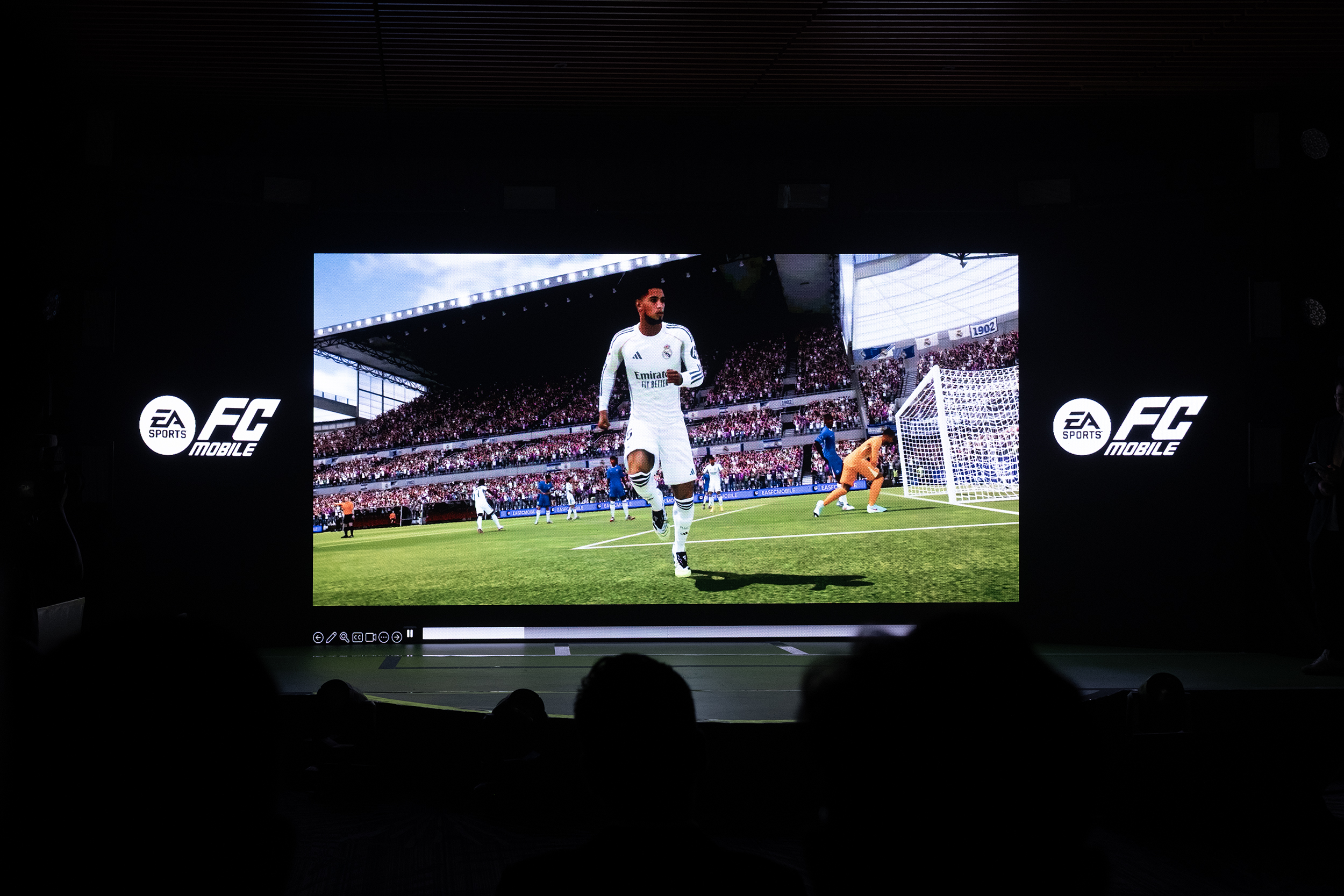 Giao diện và hình ảnh cầu thủ Việt trong game