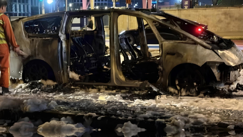 Xe ô tô điện Trung Quốc bất ngờ bốc cháy chỉ còn trơ khung thép khi đang chạy mà không hề có va chạm!- Ảnh 4. Xe điện cao cấp trong phân khúc MPV