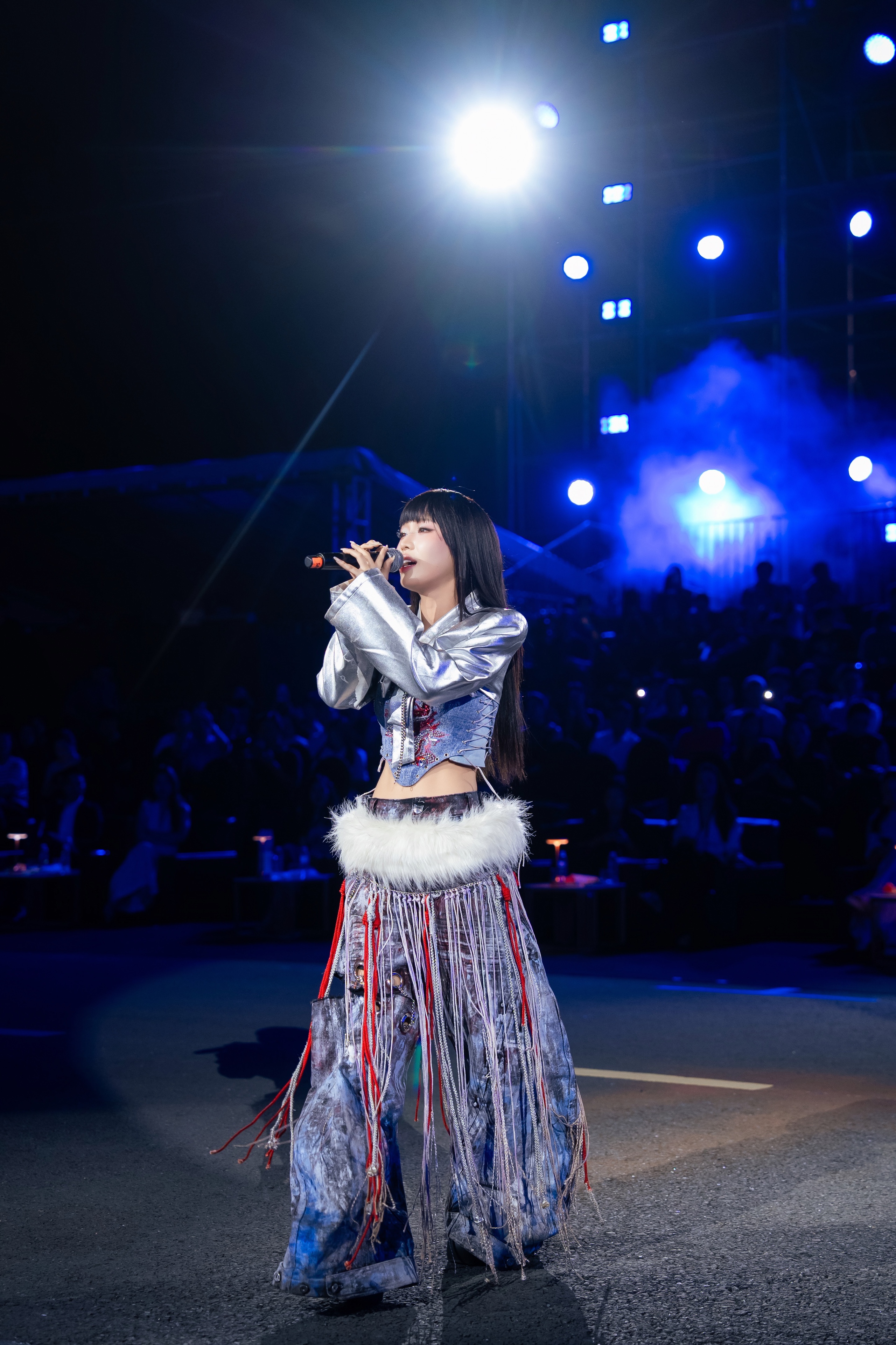 Han Sara biểu diễn trên sân khấu với hiệu ứng ánh sáng