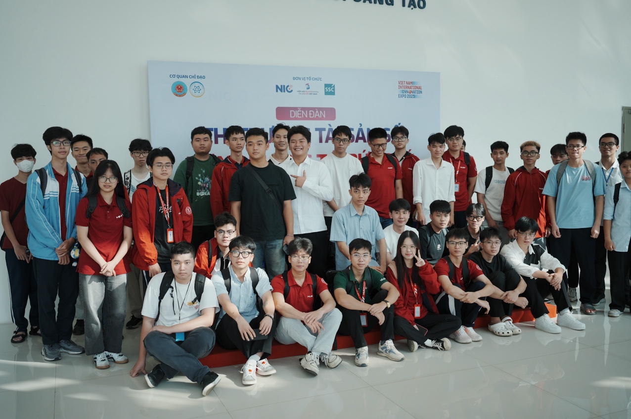 Sinh viên tham quan triển lãm