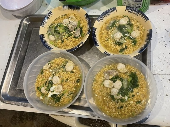 Mì tôm được chuẩn bị để phục vụ sinh viên