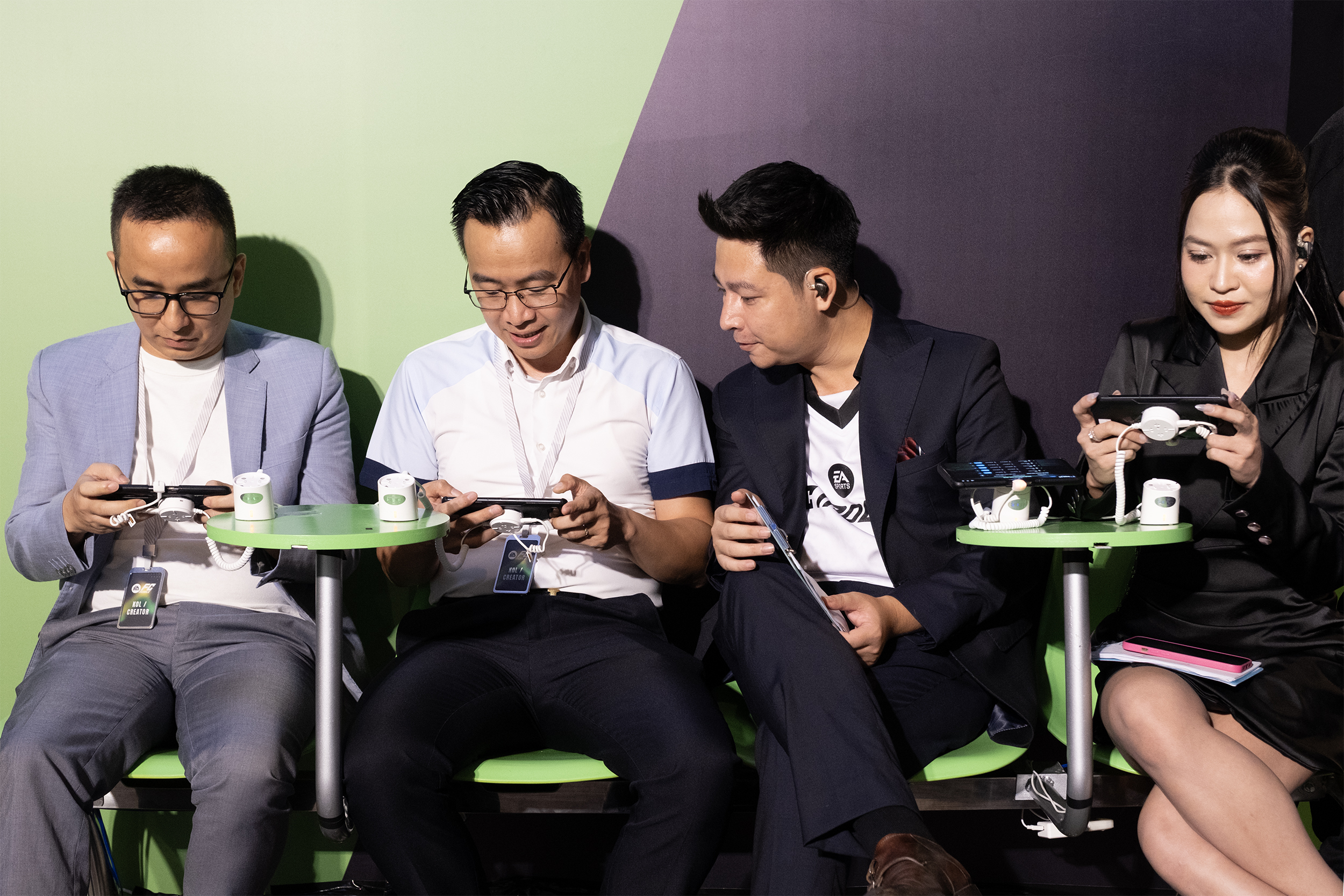 Khách mời tham gia trải nghiệm game bóng đá di động