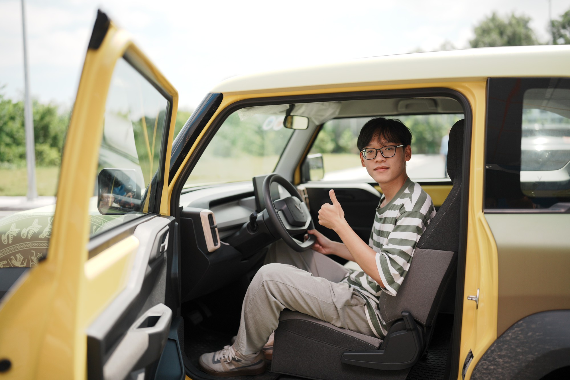 Học sinh lái thử xe điện