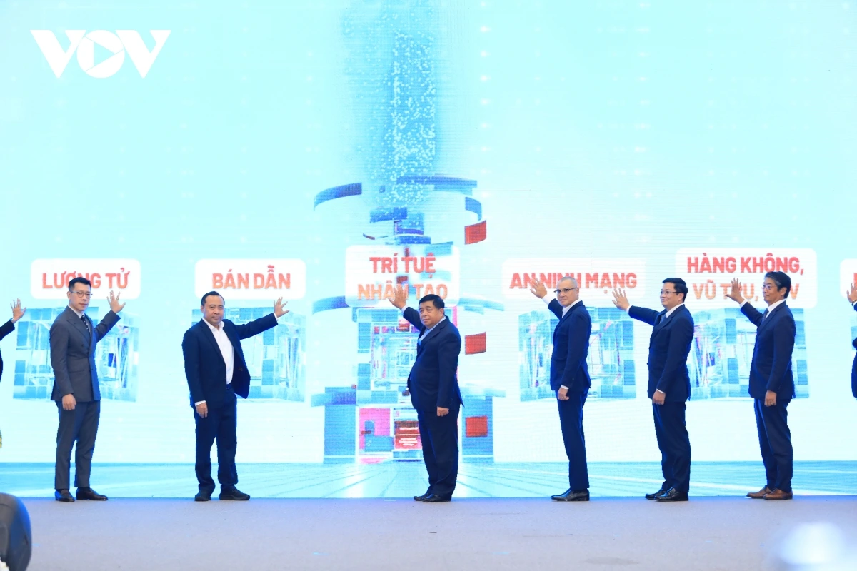 Các đại biểu thực hiện nghi thức ấn nút công bố các sáng kiến