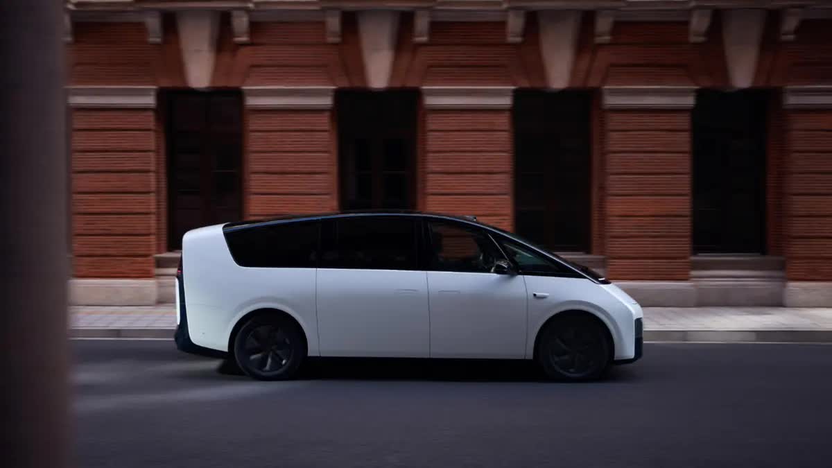 Xe ô tô điện Trung Quốc bất ngờ bốc cháy chỉ còn trơ khung thép khi đang chạy mà không hề có va chạm!- Ảnh 3. Mẫu MPV điện cỡ lớn với kiểu dáng thanh mảnh