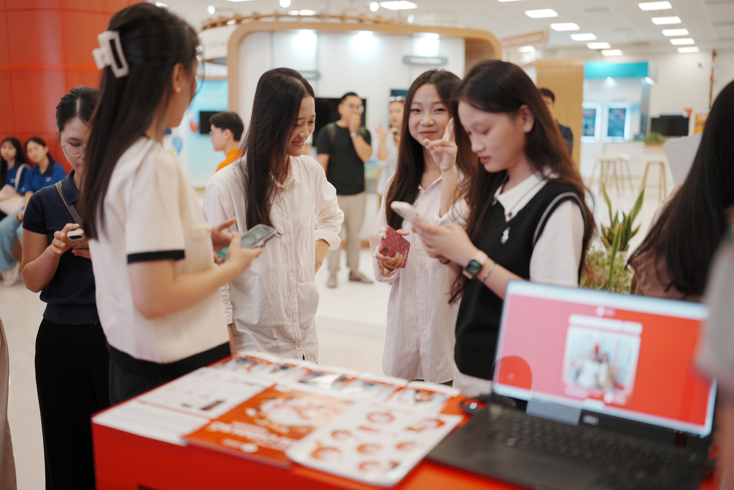 Bạn trẻ chụp ảnh selfie trải nghiệm dịch vụ tài chính số