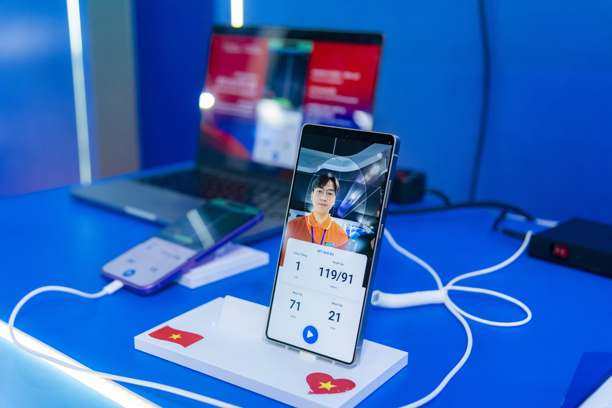 Tư vấn sức khỏe từ xa bằng AI Giải pháp đo huyết áp qua camera điện thoại