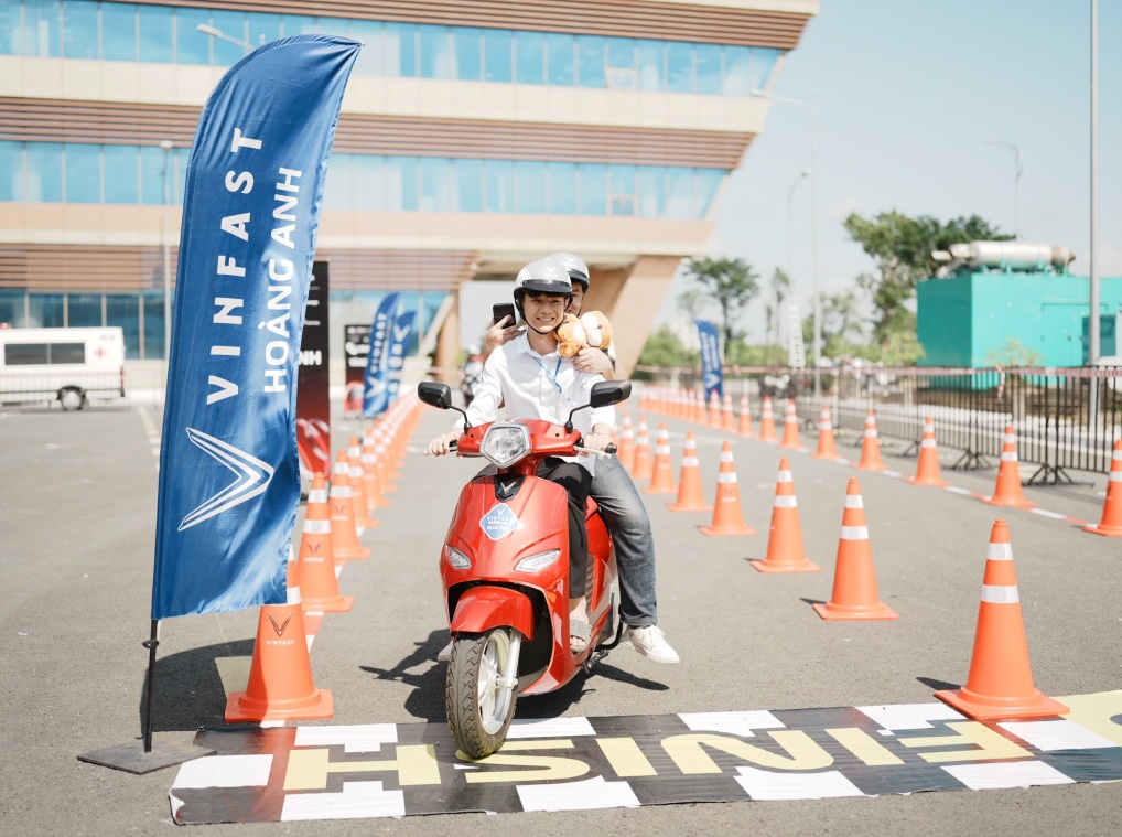 Trưng bày xe điện ngoài trời