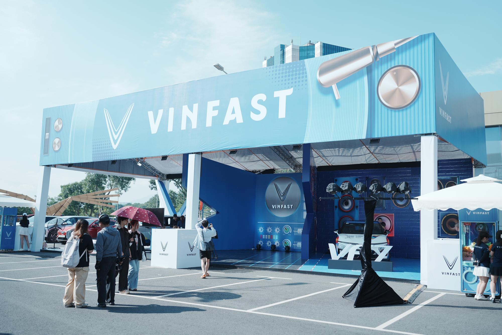 Giới trẻ trải nghiệm xe điện tại sự kiện VMF 2025