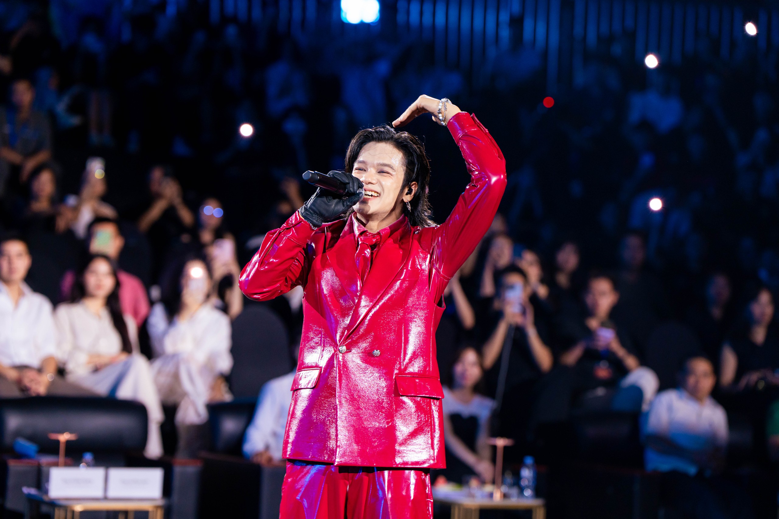 Ca sĩ (S)TRONG Trọng Hiếu cùng dàn vũ công biểu diễn sôi động