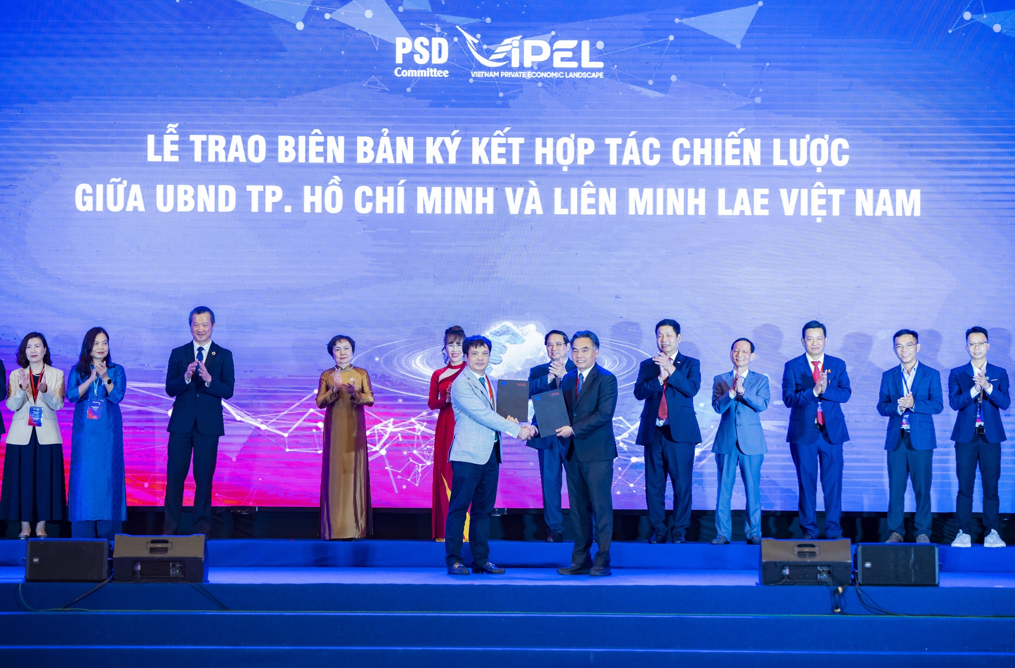 Ông Nguyễn Văn Khoa - Tổng giám đốc Tập đoàn FPT và đại diện UBND TP.HCM trao biên bản hợp tác