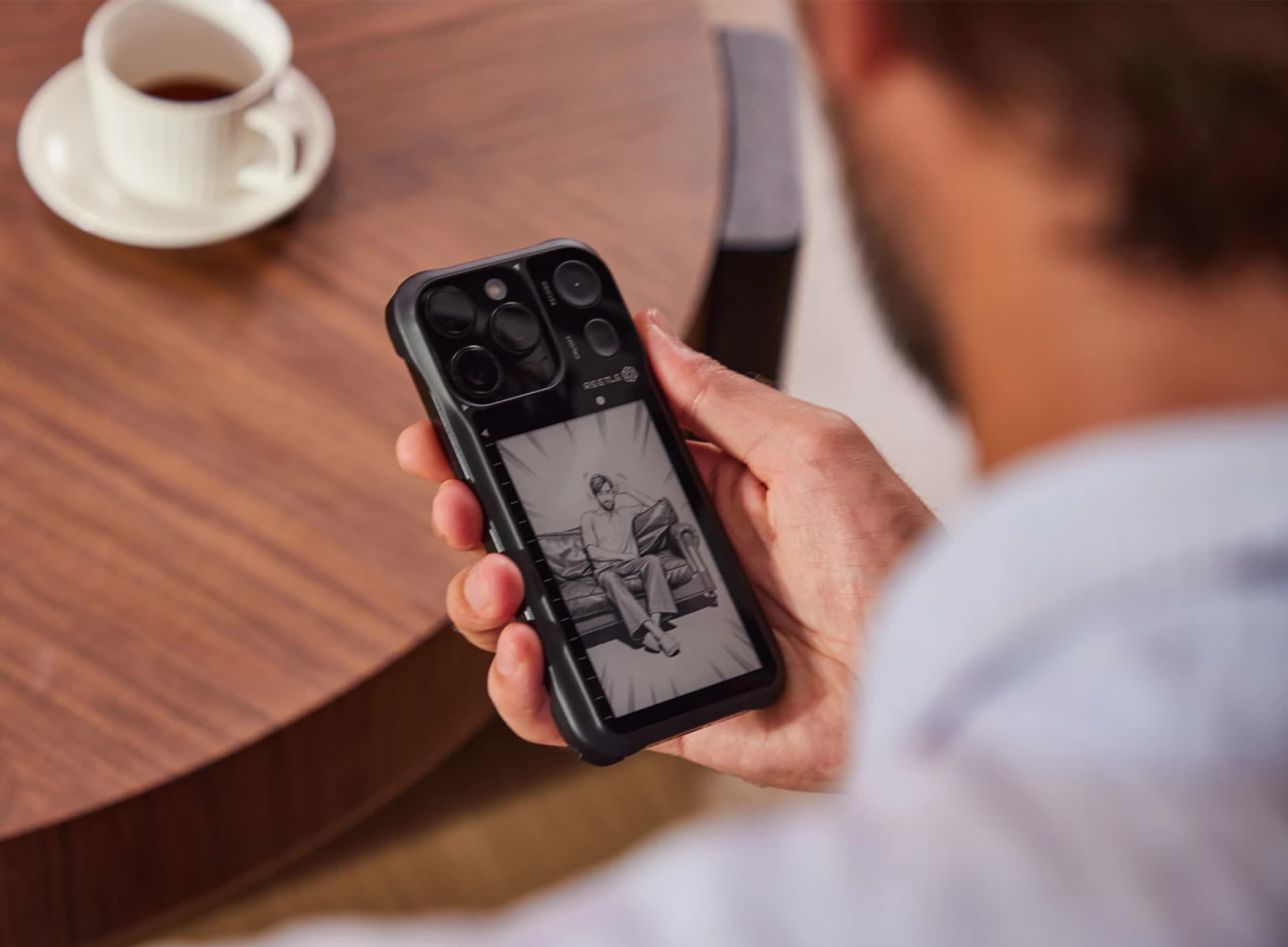 Reetle SmartInk I: Ốp lưng 'siêu dị' sở hữu màn hình E-Ink, hỗ trợ AI cho iPhone- Ảnh 3. Màn hình phụ hiển thị tiện ích trên Reetle SmartInk I