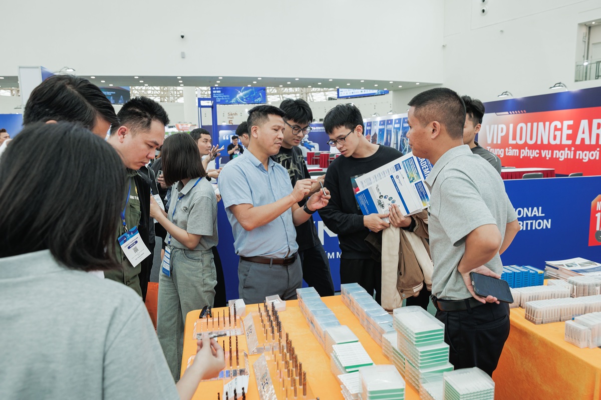 Khách tham quan chi tiết máy tại một gian hàng khu vực VIIF 2025.