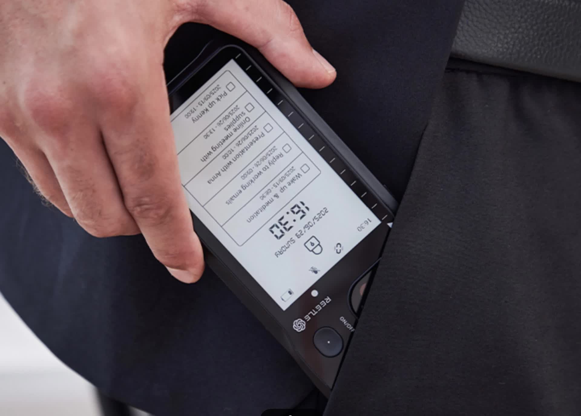 Reetle SmartInk I: Ốp lưng 'siêu dị' sở hữu màn hình E-Ink, hỗ trợ AI cho iPhone- Ảnh 2. Mặt sau ốp lưng hiển thị màn hình E-Ink chống trầy xước