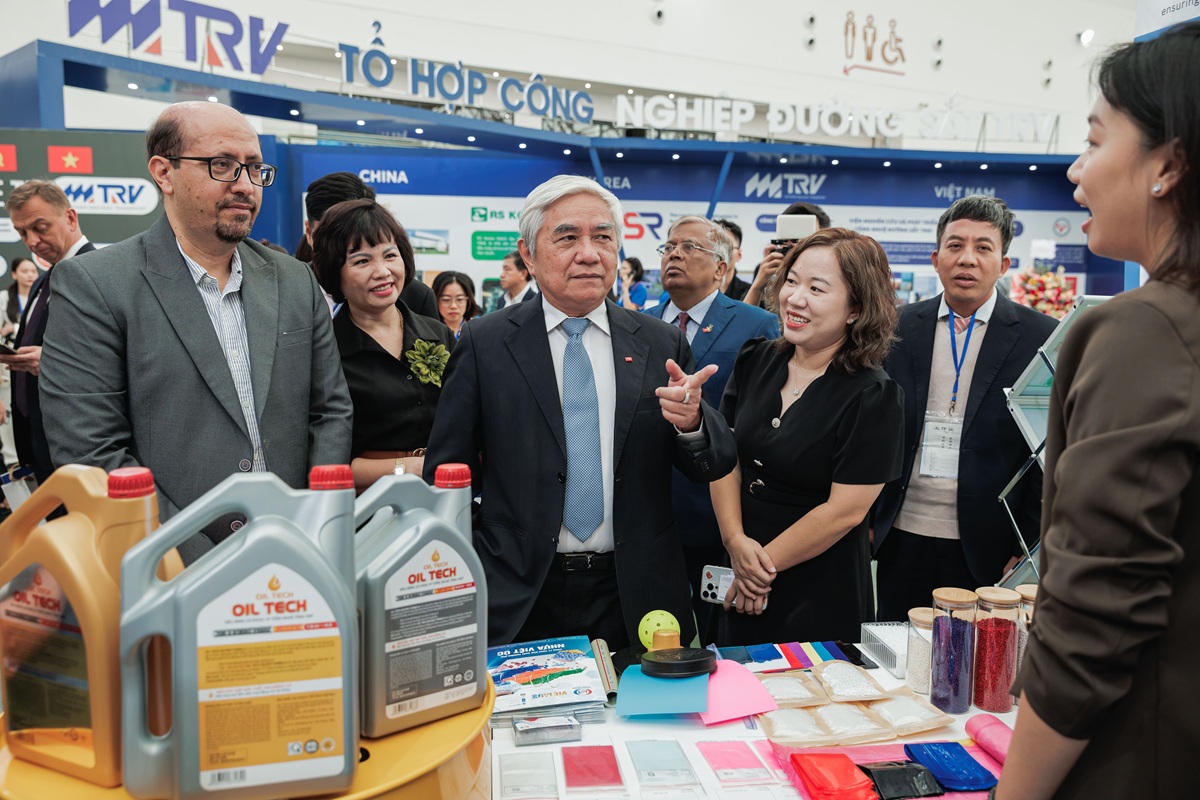 Tiến sĩ Nguyễn Quân - Nguyên Bộ trưởng Bộ Khoa học và Công nghệ - tham quan gian hàng tại Triển lãm VIIF.