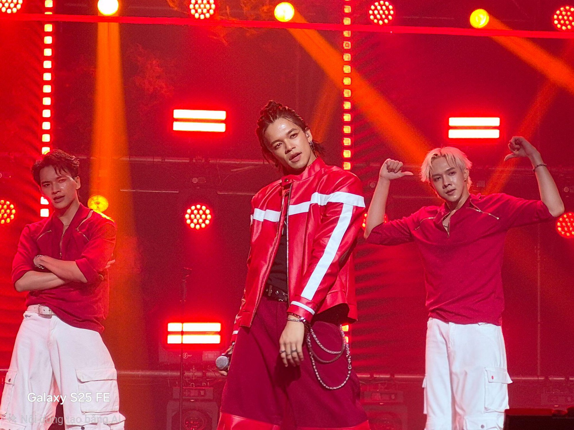 Fan sử dụng Galaxy S25 FE thể hiện tài năng Fan dùng điện thoại tạo dấu ấn riêng