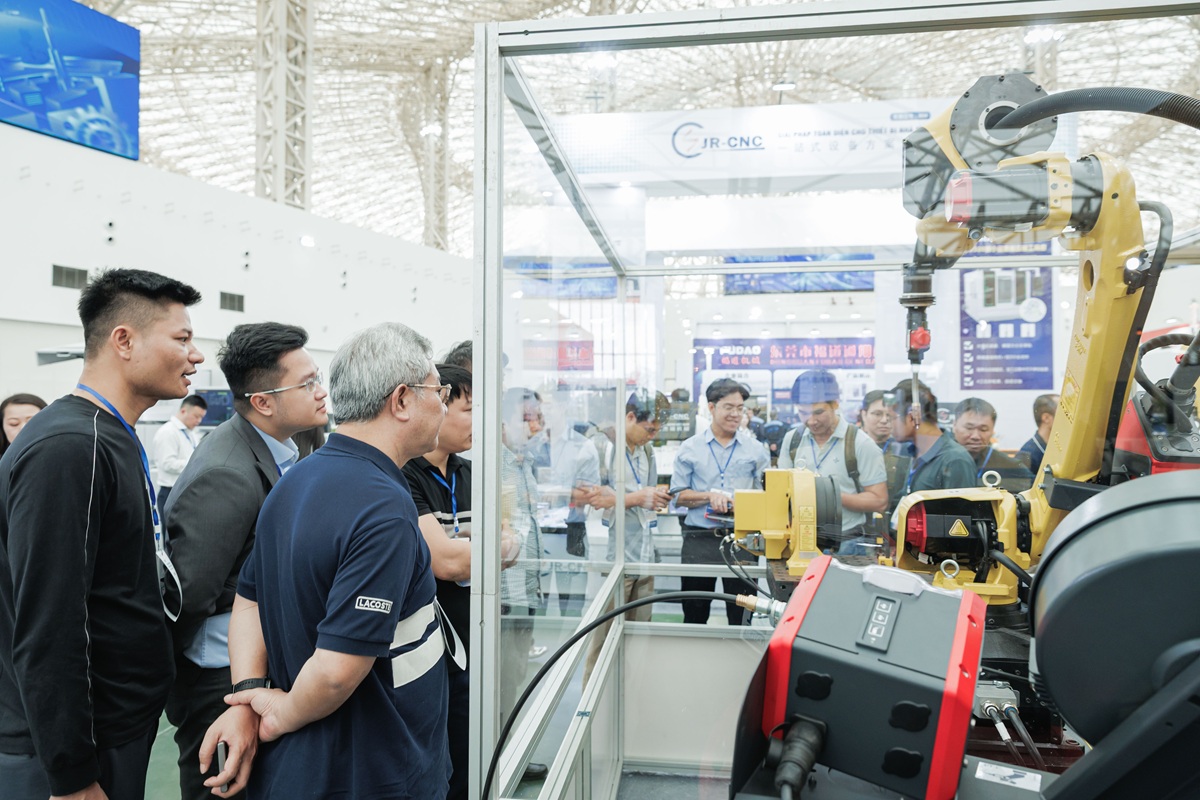 Cánh tay robot của Fanuc trình diễn viết thư pháp thu hút khách tham quan.