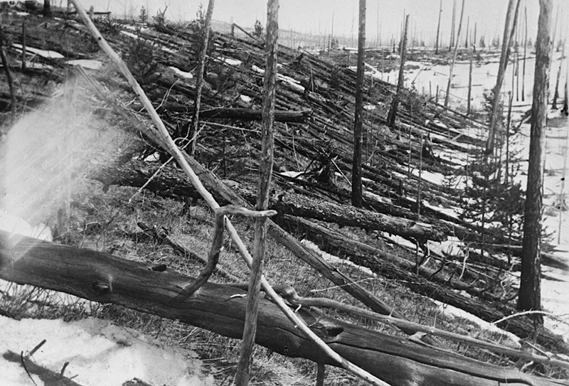 Vụ nổ Tunguska tại Siberia năm 1908 Thiên thạch san phẳng hàng ngàn km² rừng nhưng không để lại hố va chạm