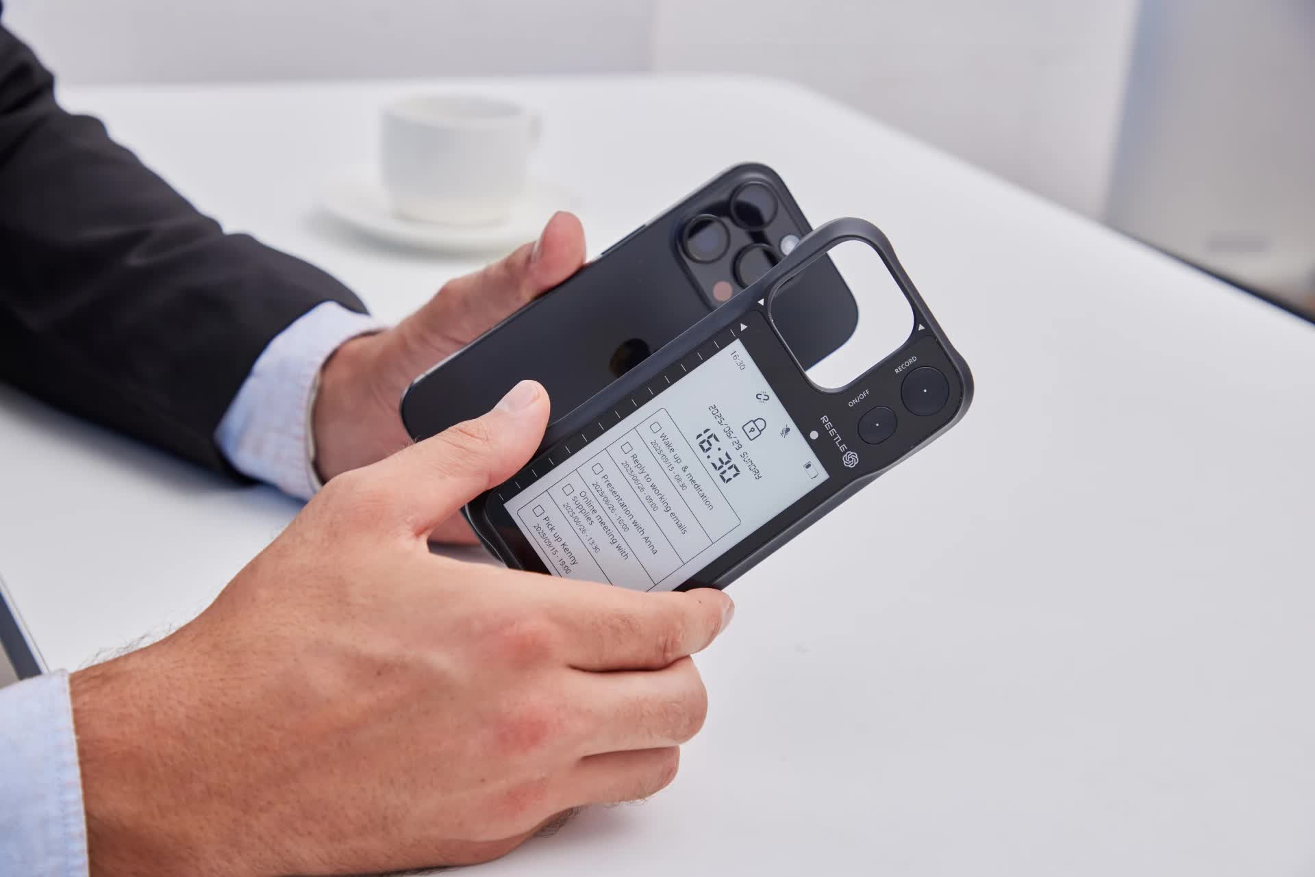 Reetle SmartInk I: Ốp lưng 'siêu dị' sở hữu màn hình E-Ink, hỗ trợ AI cho iPhone- Ảnh 1. Ốp lưng Reetle SmartInk I với màn hình E-Ink phía sau