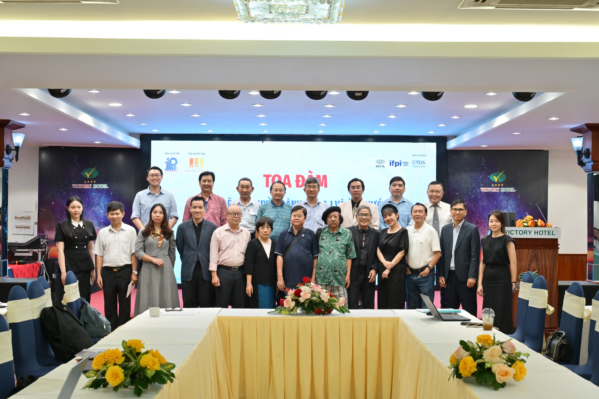 Đại diện các ngành sáng tạo trình bày quan điểm tại tọa đàm Ý kiến từ ngành ghi âm và điện ảnh