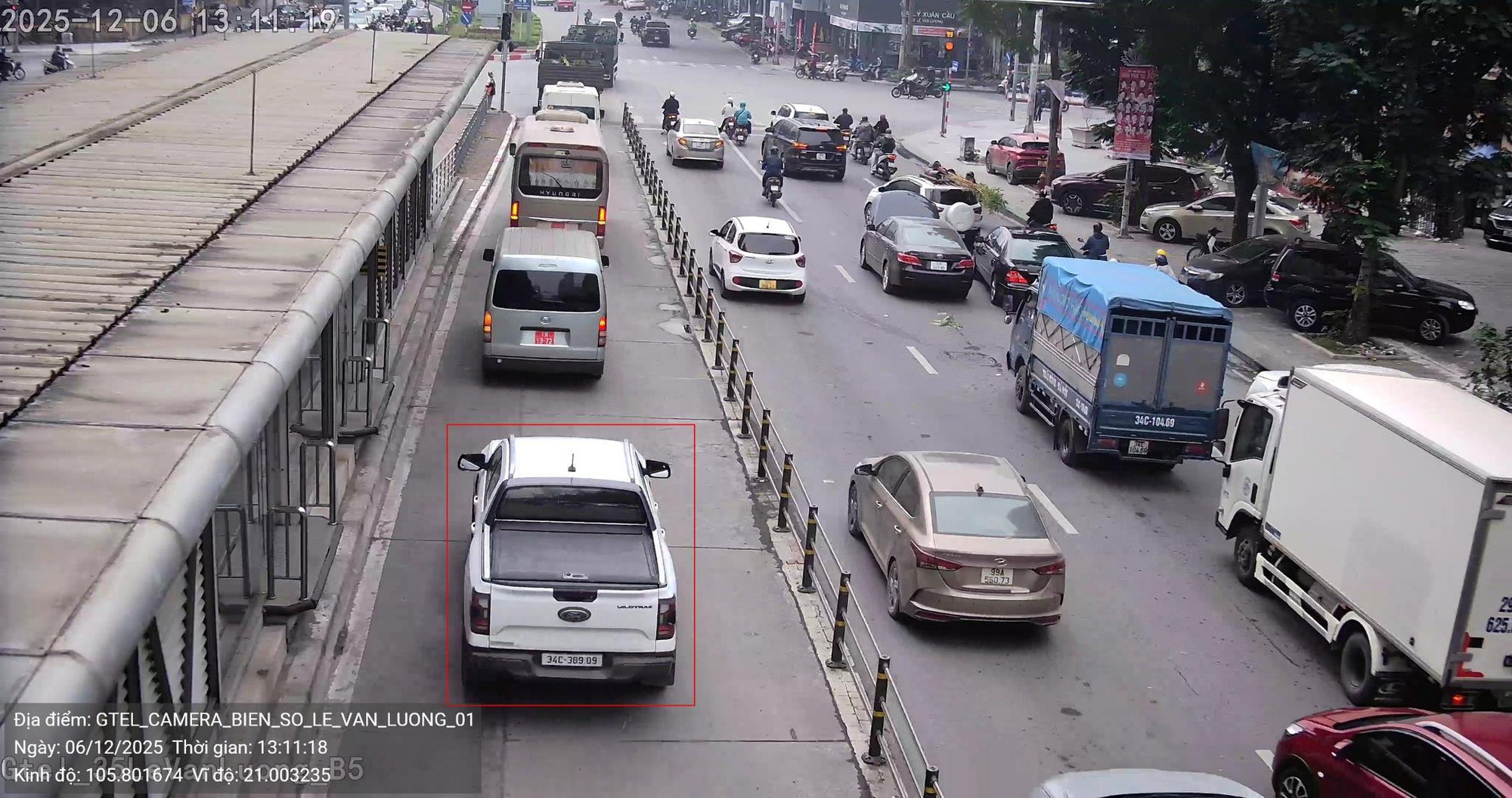 Xe ô tô đi vào làn cấm bị phát hiện Vi phạm làn đường trên Lê Văn Lương